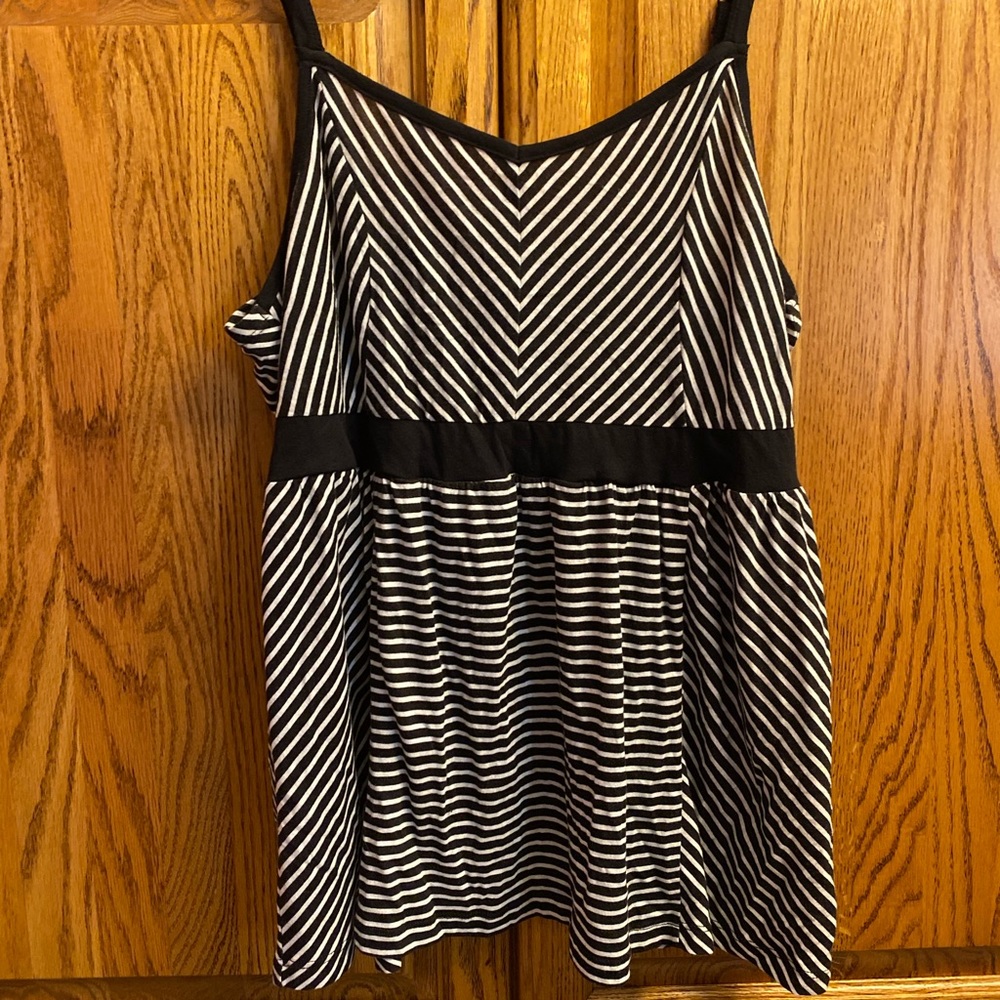 Adorable NWT Woman’s Black & White Tank Top. Torrid Brand Size 2